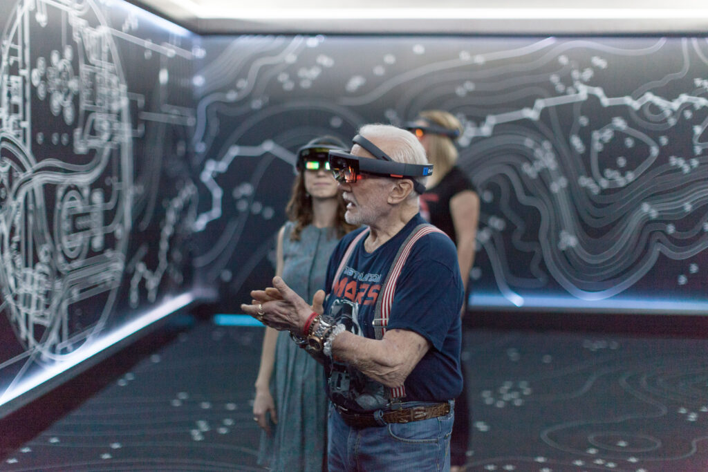 Buzz Aldrin met een Hololens bril